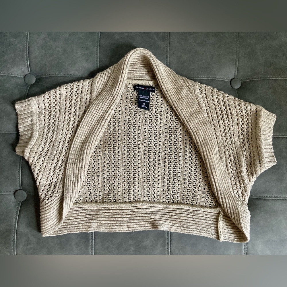 Women’s mini shaul. Beige, XS, great condition.